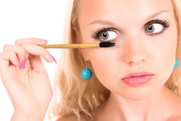 Mladá žena make-up s detailní záběr oka řasenka — Stock fotografie