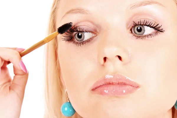 Молодая женщина макияж с тушью глаза крупным планом — стоковое фото