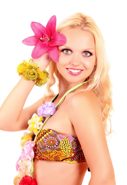 Krásná usměvavá žena ve stylu hawaii izolované na bílém — Stock fotografie