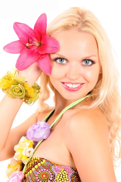 Piękna, uśmiechnięta kobieta w stylu hawaii na białym tle — Zdjęcie stockowe