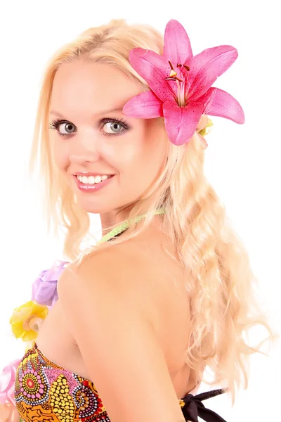 Mosolygó fiatal nő a haj elszigetelt fehér liliom — Stock Fotó