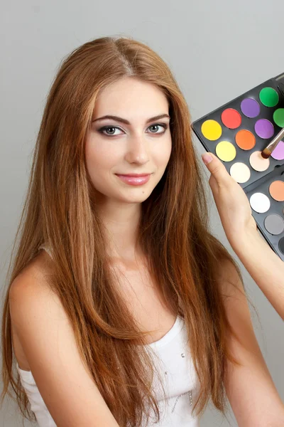 Application of eyeshadow on a beautiful girl — Stock Photo, Image
