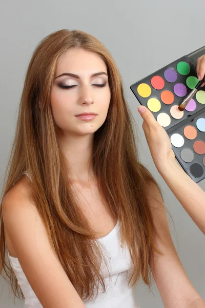 Application of eyeshadow on a beautiful girl — Stock Photo, Image