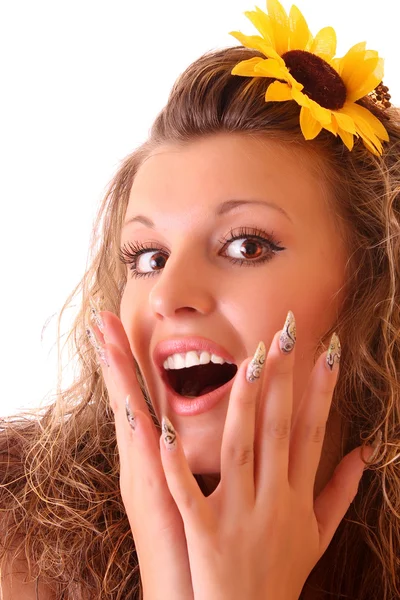 Щаслива жінка з соняшником у волоссі ізольована на білому — стокове фото
