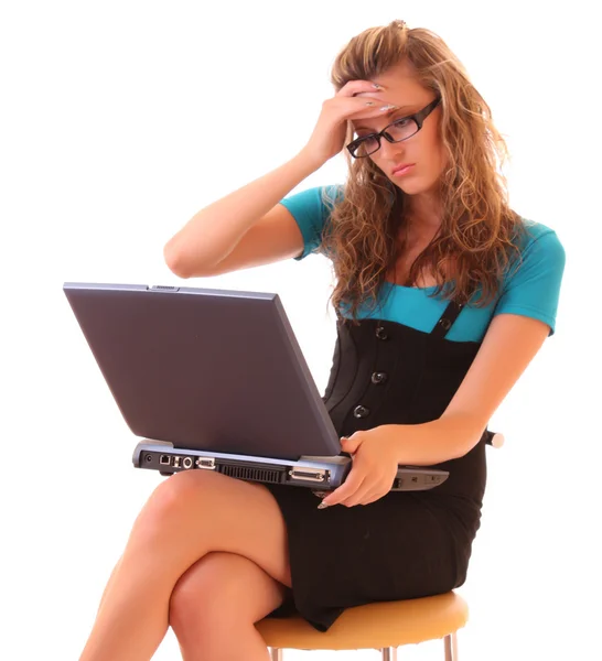 Tânăra femeie de birou cât de probleme cu laptopul izolat pe alb — Fotografie, imagine de stoc