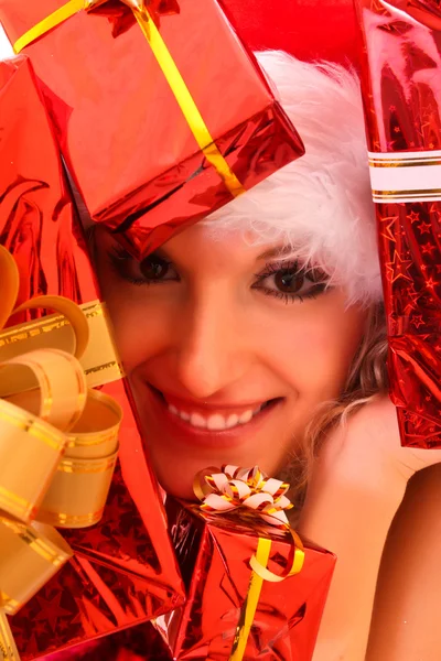 Jovem mulher bonita com presentes — Fotografia de Stock