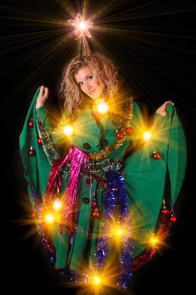 Junge Frau in Neujahrs- und Weihnachtsdekoration auf schwarzem Backgr — Stockfoto