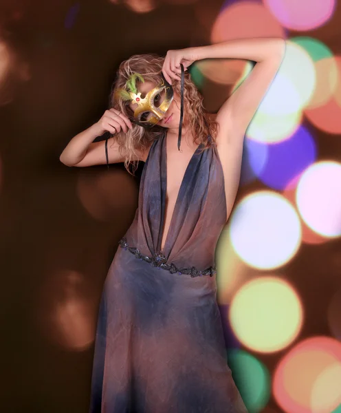 Bella donna in maschera su sfondo colorato — Foto Stock