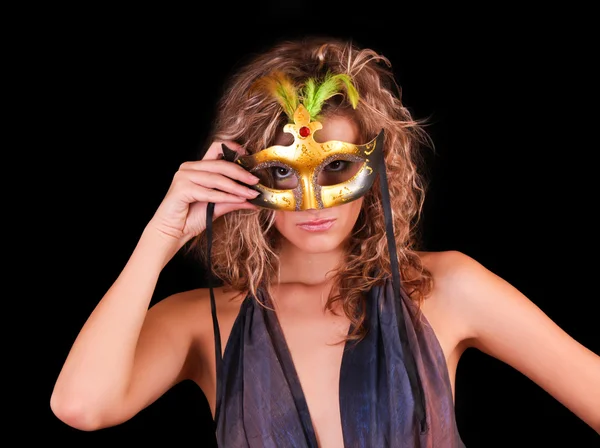 Mooie vrouw in masker op zwarte achtergrond — Stockfoto
