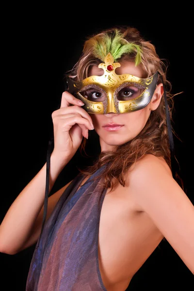 Mulher bonita em máscara no fundo preto — Fotografia de Stock