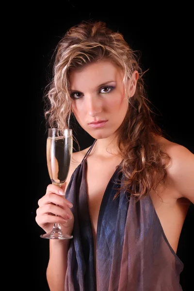 Bella donna con un bicchiere di champagne su sfondo nero — Foto Stock