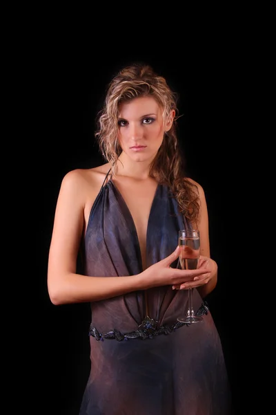Bir kadeh şampanya siyah arka plan üzerine ile güzel bir kadın — Stok fotoğraf