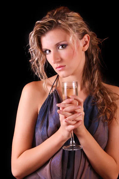 黒の背景にシャンパンのグラスを持つ美しい女性 — ストック写真