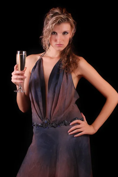 Mulher bonita com uma taça de champanhe no fundo preto — Fotografia de Stock