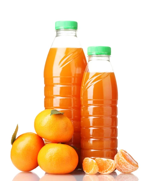 Mandarinas y botellas de jugo aisladas en blanco —  Fotos de Stock