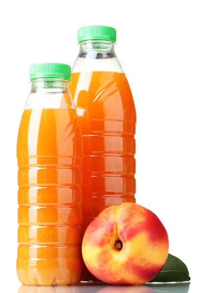 Persikojuice i flaskor och nektarin isolerad på vit — Stockfoto