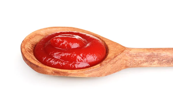 Ketchup saboroso em colher de madeira isolada em branco — Fotografia de Stock