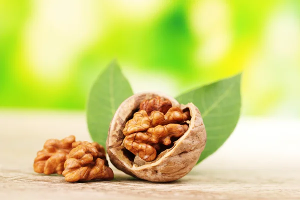 Vlašské ořechy a listy — Stock fotografie