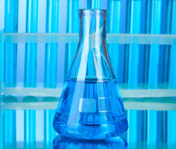 Reagenzgläser auf blauem Hintergrund — Stockfoto