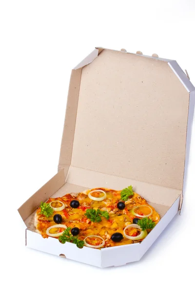 Вкусная пицца с овощами и мясом изолированы на белом — стоковое фото