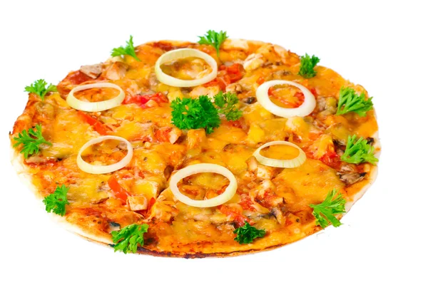 Смачна піца з овочами та м'ясом ізольована на білому — стокове фото