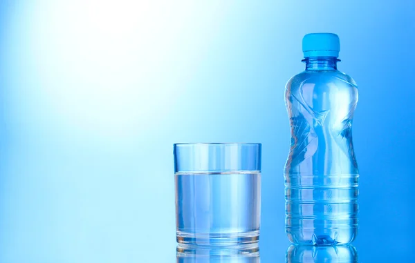 Пляшка води і скла — стокове фото
