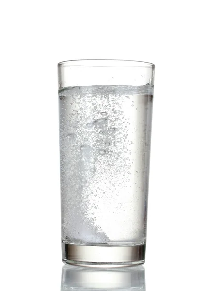 Szkło z efervescent tabletki w wodzie — Zdjęcie stockowe