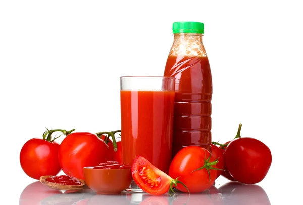 Jugo de tomate en vaso, botella y tomate aislado en blanco —  Fotos de Stock