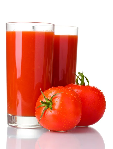 Tomatensaft in Gläsern und Tomaten isoliert auf weiß — Stockfoto