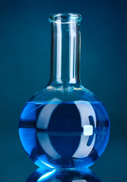 Reagenzglas auf blauem Hintergrund — Stockfoto