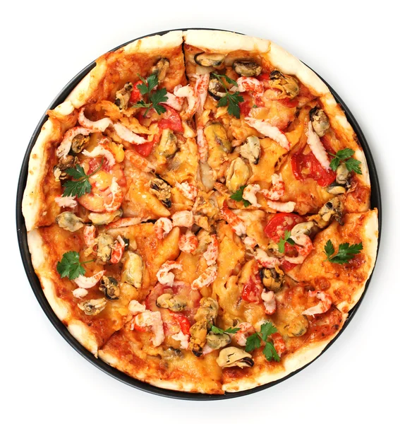 Délicieuse pizza aux fruits de mer sur assiette isolée sur fond blanc — Photo