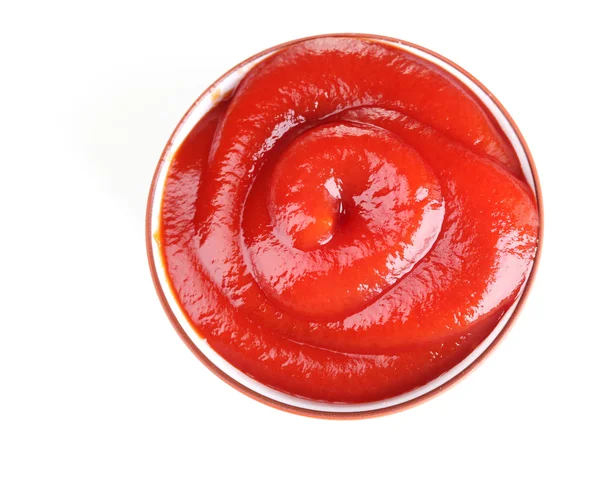 Sabroso ketchup en tazón aislado en blanco —  Fotos de Stock