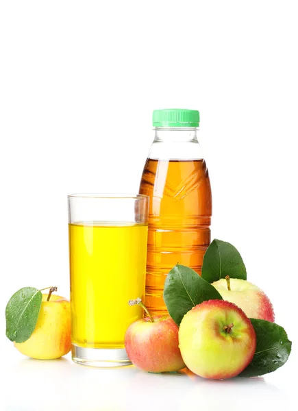 Läckra äppeljuice och äpplen isolerad på vit — Stockfoto