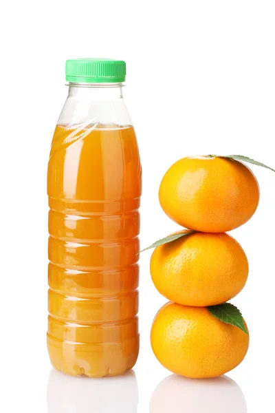橘子和果汁瓶上白色隔离 — 图库照片