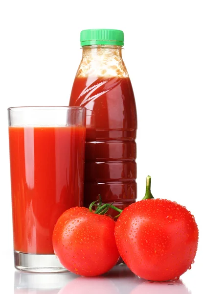 Jugo de tomate en vaso, botella y tomate aislado en blanco — Foto de Stock