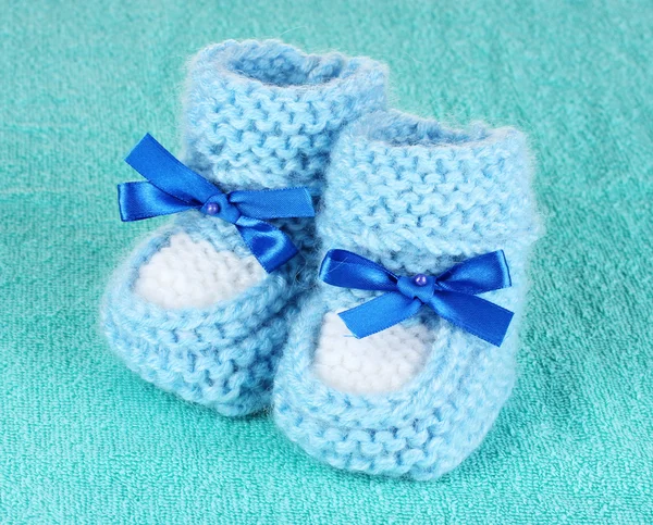 Botas de bebê azul no fundo azul — Fotografia de Stock