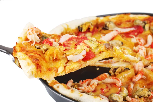 Pizza deliciosa com frutos do mar no prato isolado em branco — Fotografia de Stock