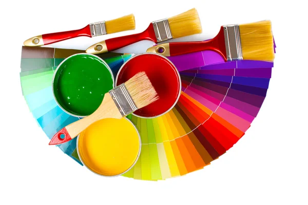 Öppna konservburkar med färg, penslar och palett — Stockfoto