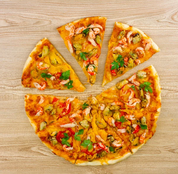 Deliziosa pizza con frutti di mare su sfondo di legno — Foto Stock