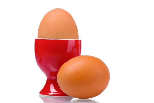 Haşlanmış yumurta üzerinde beyaz izole kırmızı standı — Stok fotoğraf