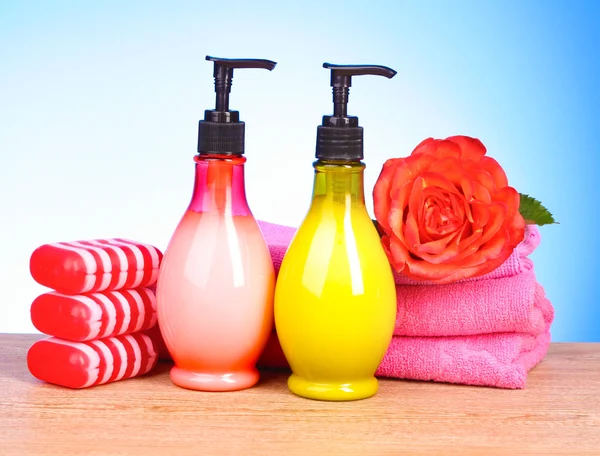 Ροζ πετσέτες, σαπούνι μπαρ και ροζ τριαντάφυλλο — Φωτογραφία Αρχείου
