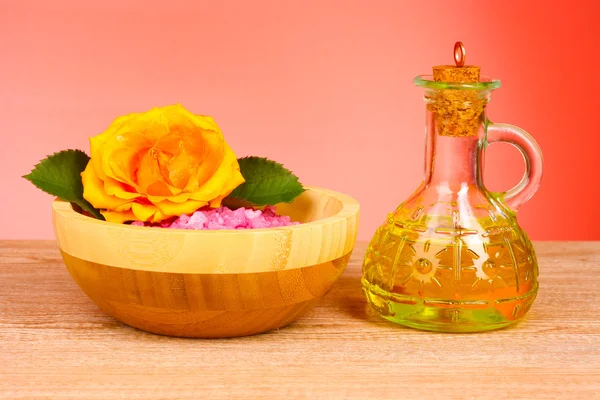 Ванна ароматна сіль і троянда на дерев'яному фоні — стокове фото
