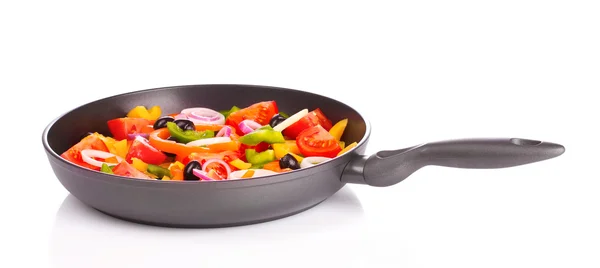 Κομμένο σε φέτες τα λαχανικά σε ένα τηγάνι που απομονώνονται σε λευκό — Φωτογραφία Αρχείου