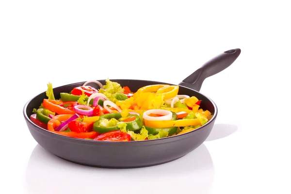 Gesneden groenten in een pan op wit wordt geïsoleerd — Stockfoto
