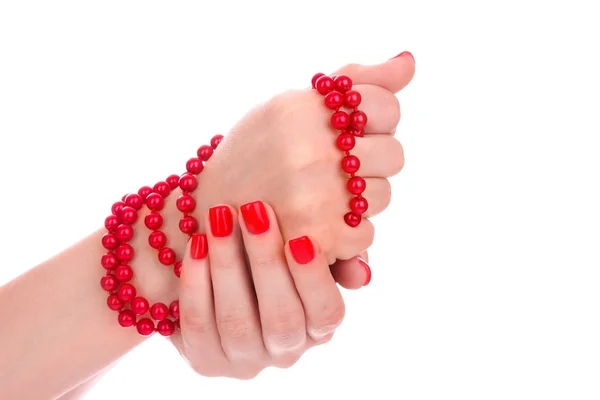 Krásná červená manikúra a perly — Stock fotografie