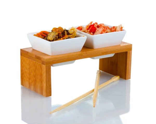 Deliciosos mexilhões marinados e camarão em tigelas em suporte de madeira — Fotografia de Stock