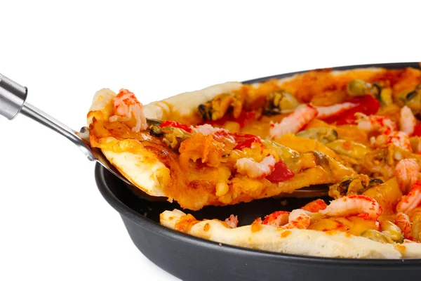 Deliciosa pizza con mariscos en plato aislado en blanco — Foto de Stock