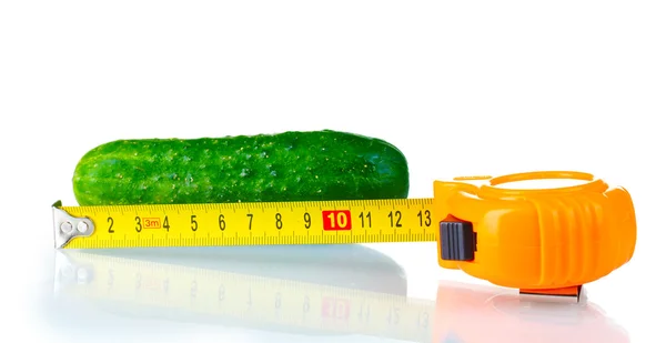 黄瓜与测量磁带上白色隔离 — 图库照片