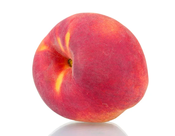Стиглий персик ізольований на білому — стокове фото