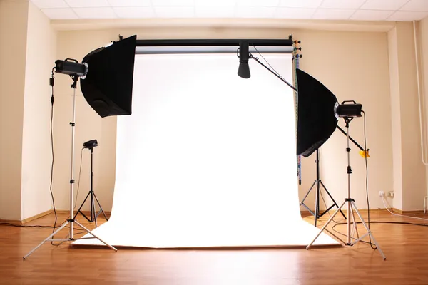 Puste studio fotograficzne ze sprzętem oświetleniowym — Zdjęcie stockowe